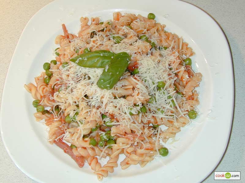 Penne with prosciutto and peas in marinara sauce